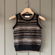 Load image into Gallery viewer, Fair Isle fitted round neck vest (charcoal/camel)