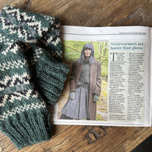 Load image into Gallery viewer, Fair Isle wrist warmers (green/cream)