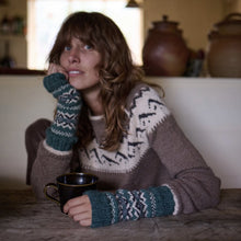 Load image into Gallery viewer, Fair Isle wrist warmers (green/cream)
